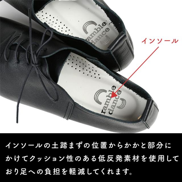 インソールの土踏まずの位置からかかと部分にかけてクッション性のある低反発素材を使用しており足への負担を軽減してくれます。