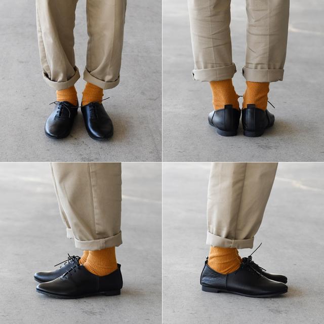 4穴でサイド両側に切り替えのあるデザインのレースアップシューズです。