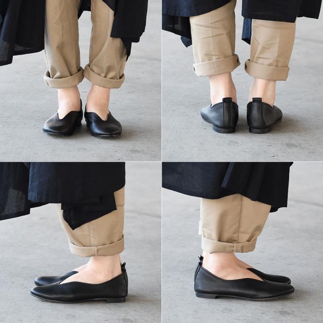 深めのV字カットが印象的なイタリアン型押しシュリンクレザーのスリッポンシューズになります。