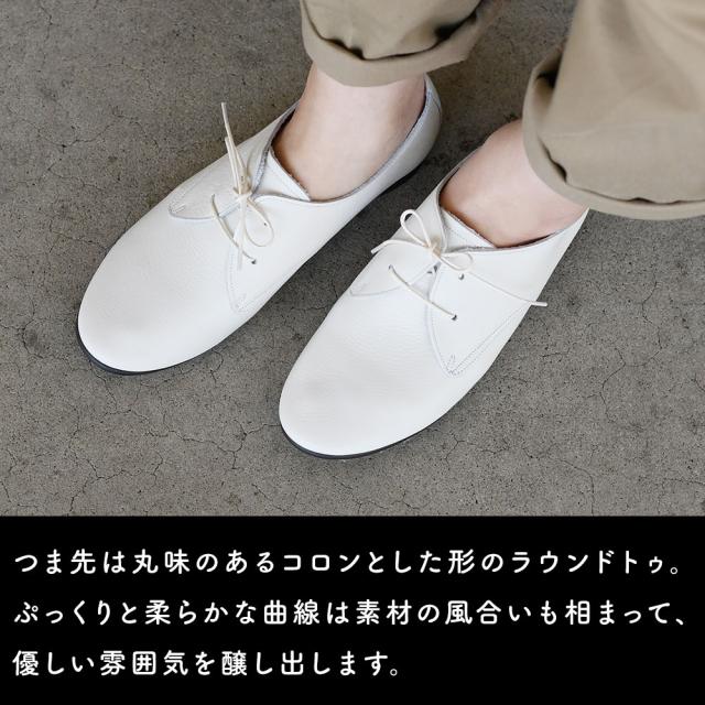 つま先は丸味のあるコロンとした形のラウンドトゥ。ぷっくりと柔らかな曲線は素材の風合いも相まって優しい雰囲気を醸し出します。