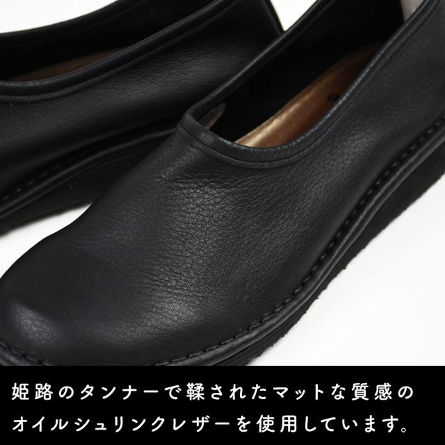 姫路のタンナーで鞣されたマットな質感のオイルシュリンクレザーを使用しています。