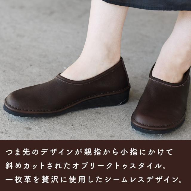 つま先のデザインが親指から小指にかけて斜めカットされたオブリークトゥスタイル。一枚革を贅沢に使用したシームレスデザイン。