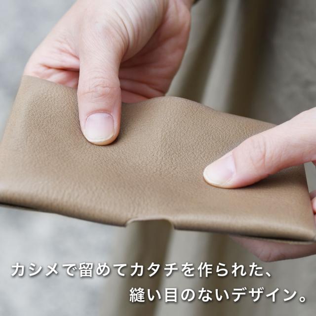 カシメで留めてカタチを作られた、縫い目のないデザイン。