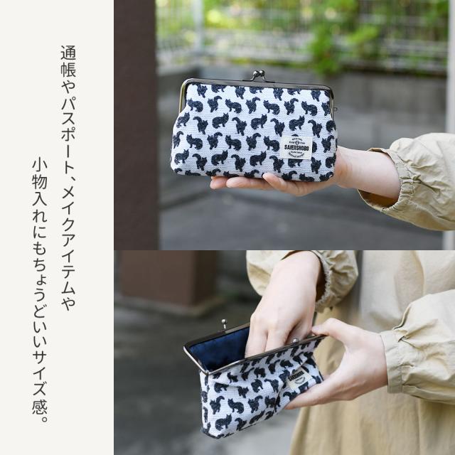 通帳やパスポート、メイクアイテムや小物入れにもちょうどいいサイズ感。