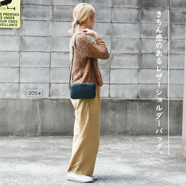 きちん感のあるレザーショルダーバッグ