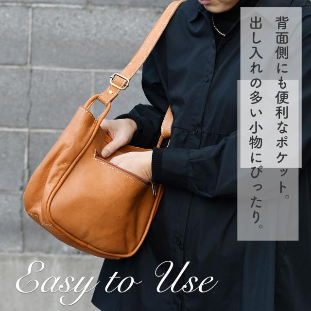 背面側にも便利なポケット。出し入れの多い小物にぴったり。