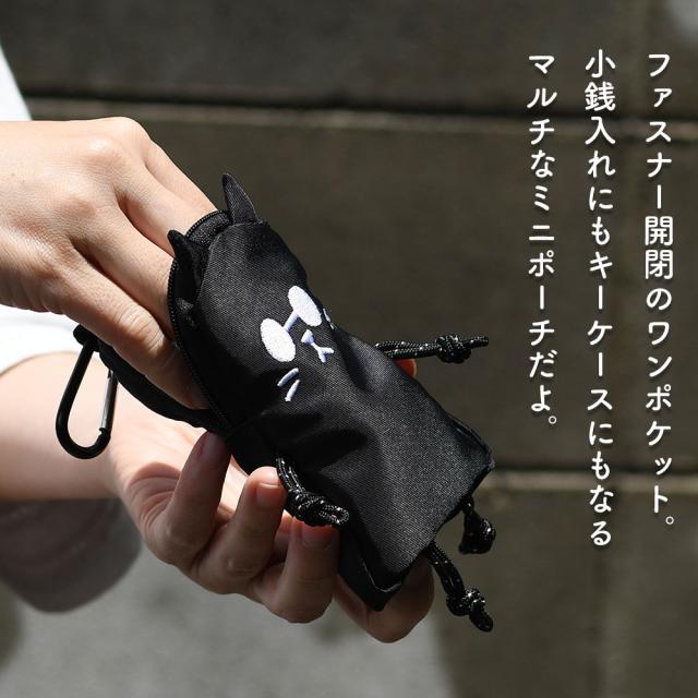 ファスナー開閉のワンポケット。小銭入れにもキーケースにもなるマルチなミニポーチだよ。