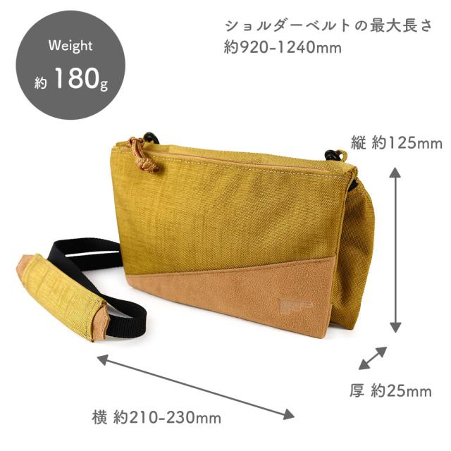 横幅約210-230mm、高さ約125mm、マチ幅約25mmで、ショルダーベルトの長さ約920-1240mmとなります。