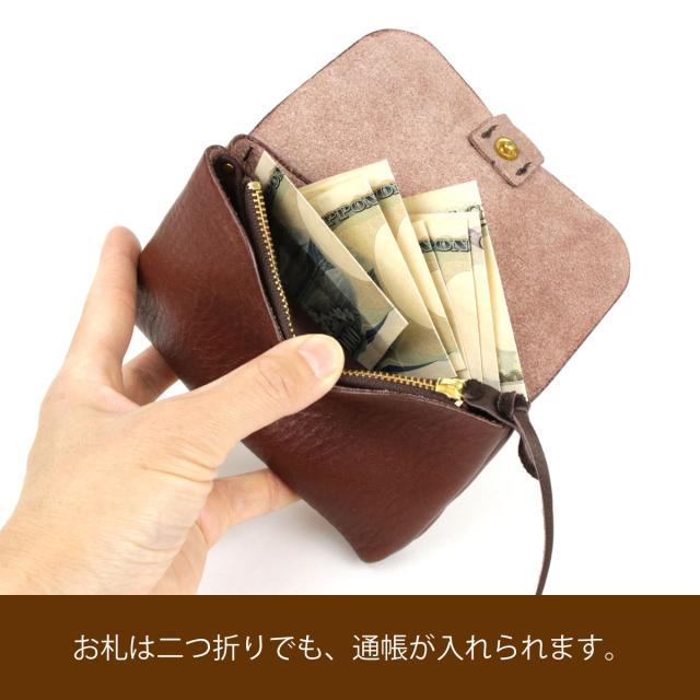 お札は二つ折りでも、通帳が入れられます。