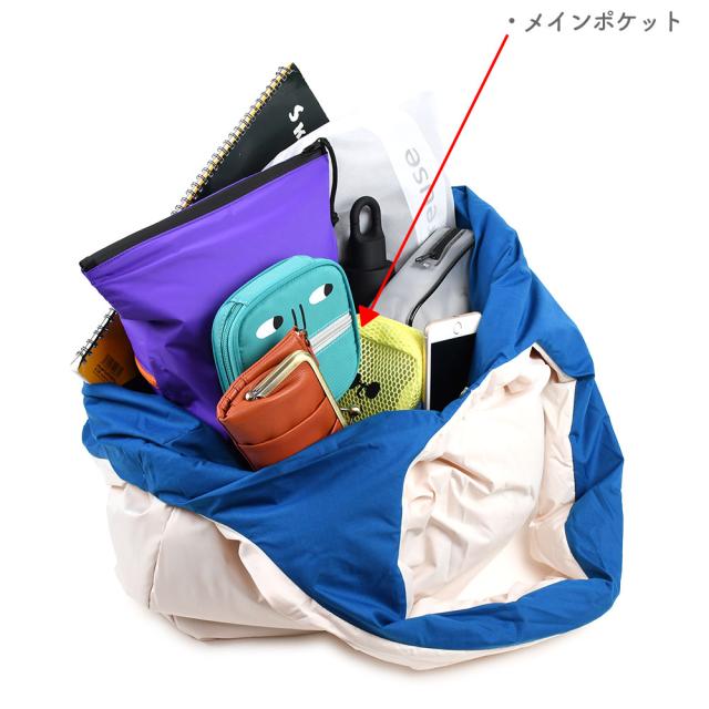 メインポケットは大容量でA3サイズの書類も収納可能です。