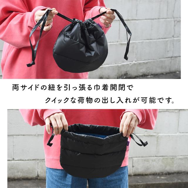 両サイドの紐を引っ張る巾着開閉でクイックな荷物の出し入れが可能です。