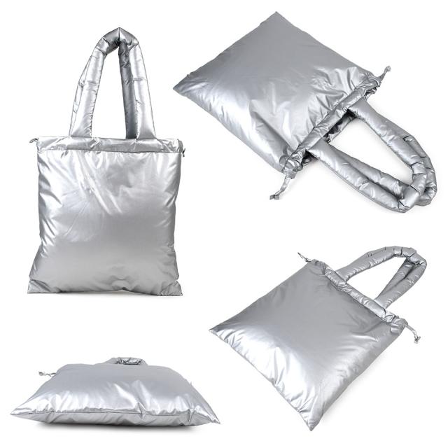 ふかふか中綿入りのクッションスクエア型トートバッグバッグです。