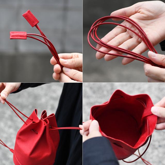 ショルダーベルトは丸紐タイプで先端は本体と同素材のレザーで覆われています。