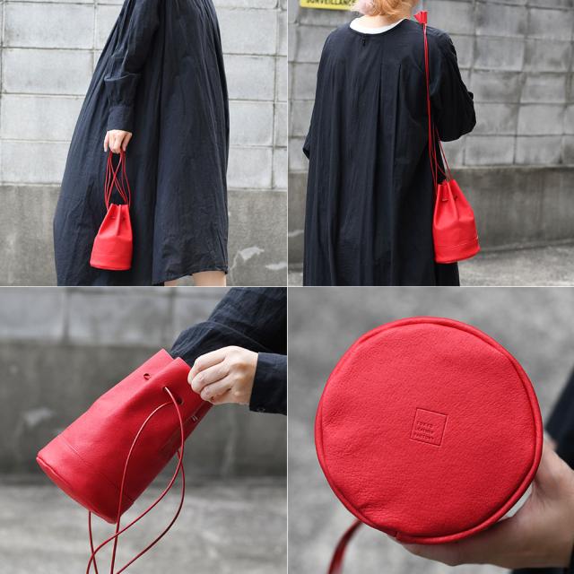 ショルダーベルトの長さは巾着紐の調節により2段階での持ち方が可能です。長めに持てばショルダーバッグとして、短めにすればハンドバッグのようにお持ちいただけます。