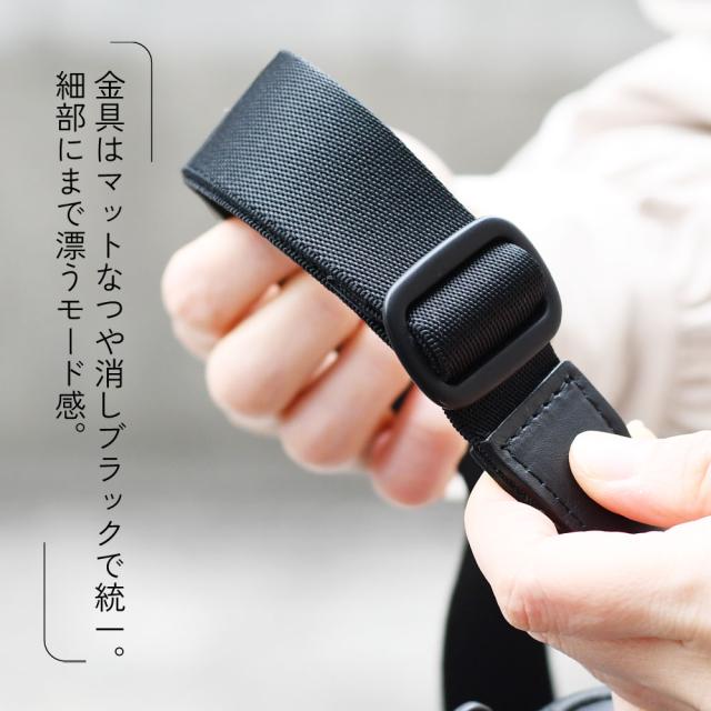 金具はマットなつや消しブラックで統一。細部にまで漂うモード感。