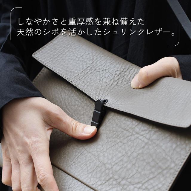 しなやかさと重厚感を兼ね備えた天然のシボを活かしたシュリンクレザー。
