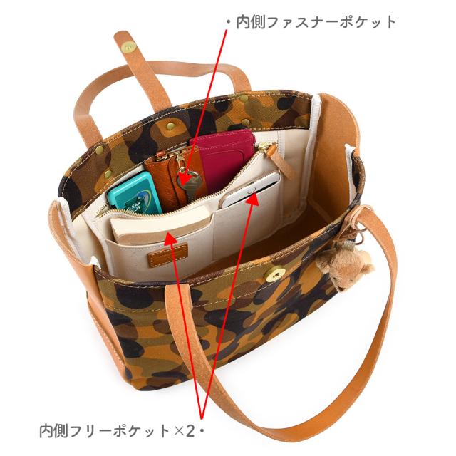 メインポケット内にはフリーポケットが2つとファスナーポケットがあります。