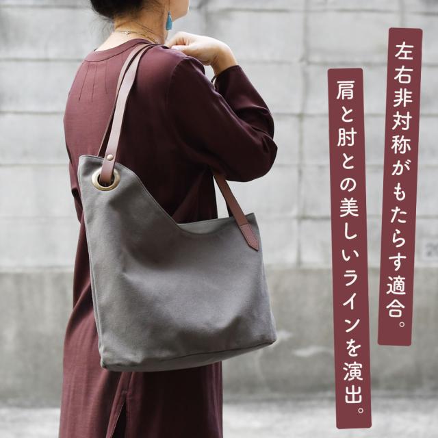 左右非対称がもたらす適合。肩と肘との美しいラインを演出。