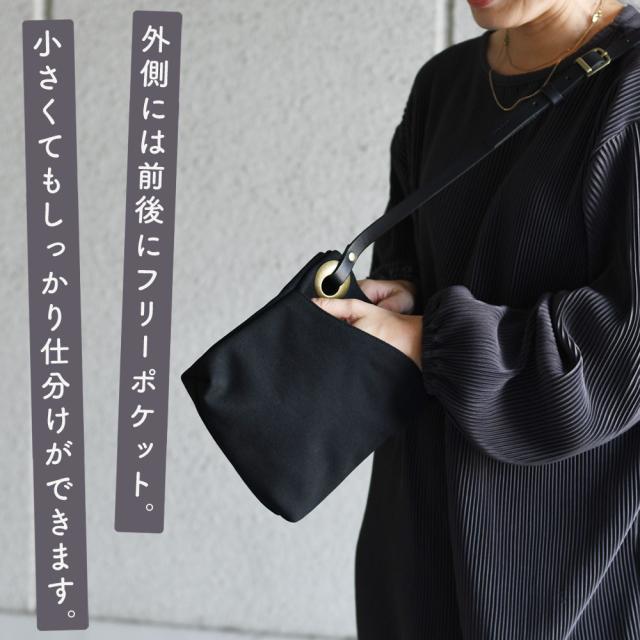 外側には前後にフリーポケット。小さくてもしっかり仕分けができます。