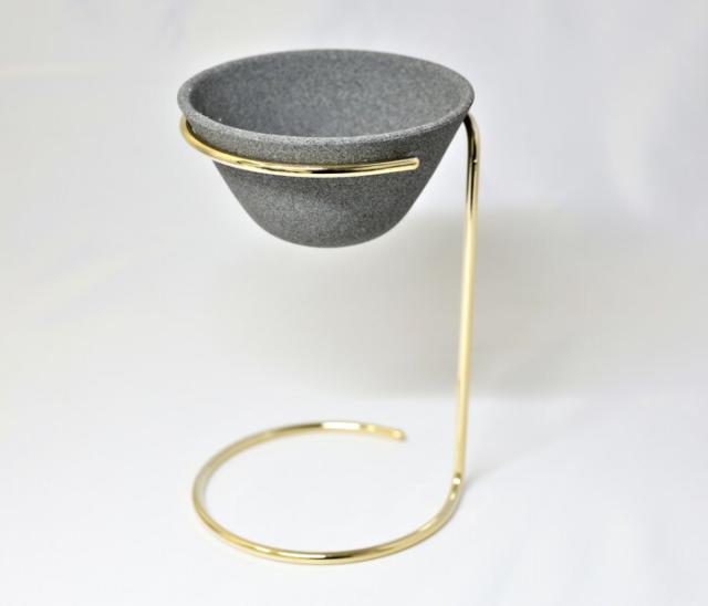 カップや容器を選ばずにドリップできるスタンド付き