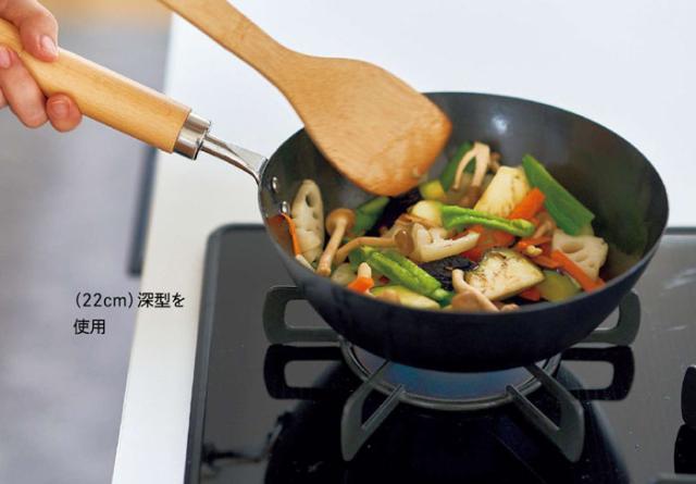 深さがあり炒め物などに便利な22cm深型