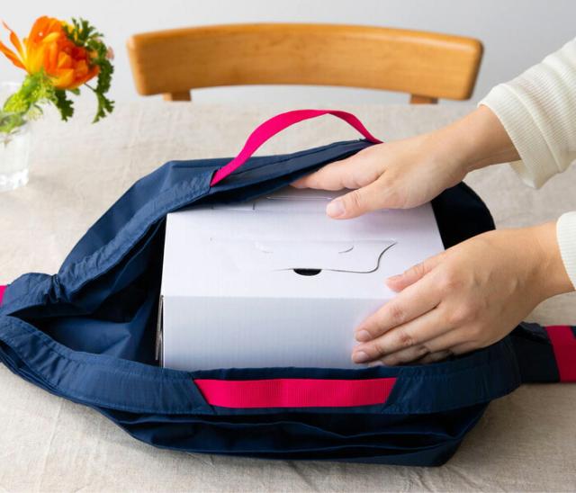 袋口が大きく開いてケーキの箱も入ります。