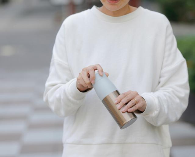 女性の手でも握りやすいデザインと軽さ