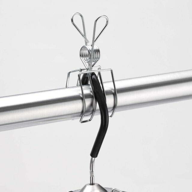 ハンガーを物干し竿にかけた状態のまま竿ピンチDXを装着して固定