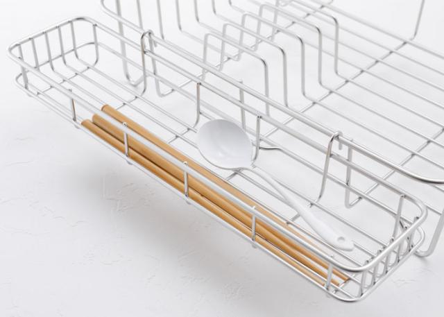 アウトライン 水切りバットにフックで取り付けられるカトラリー入れ