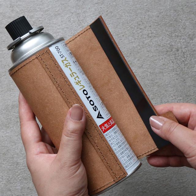 内側のマグネットシートがスチール缶にピタッと貼り付く