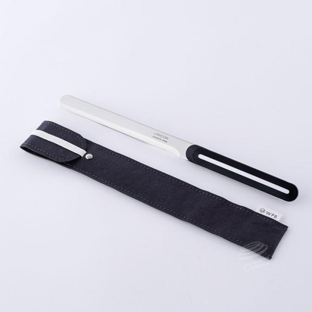 ゴム製の留め具で開閉しやすいシンプルな作り