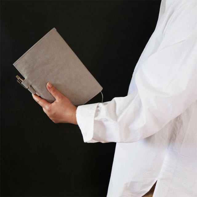 教科書本サイズの書籍とA5サイズの手帳やノートを収納できるブック&ノートカバー