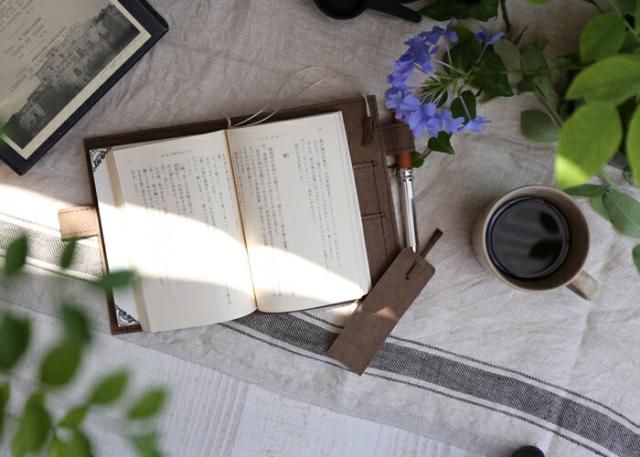 大切な本とノートを一緒に持ち歩くためのカバー
