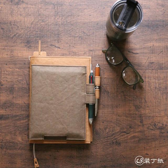 男女や年齢を問わず持てるシンプルさを追求したKindleとノートを収納できるカバー