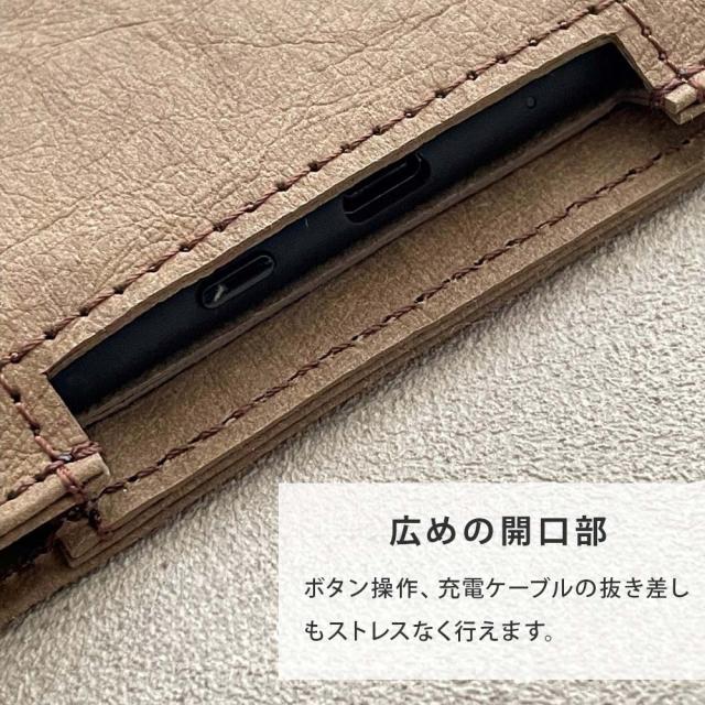 ボタン操作、充電ケーブルの抜き差しもストレスなく行える広めの開口部