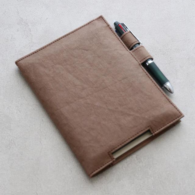 ガイドブックの情報を書き留めたり、参考書、テキスト、情報誌など