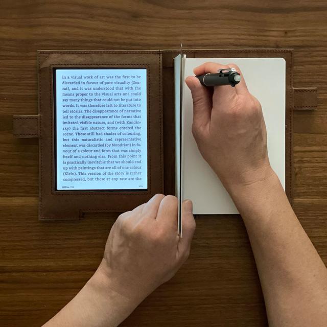 ノートなどへの記入時にKindleへの誤作動を防ぐ下敷き