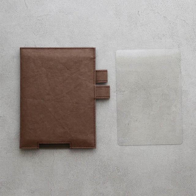 ノート使用時に便利なクリア下敷きが付属