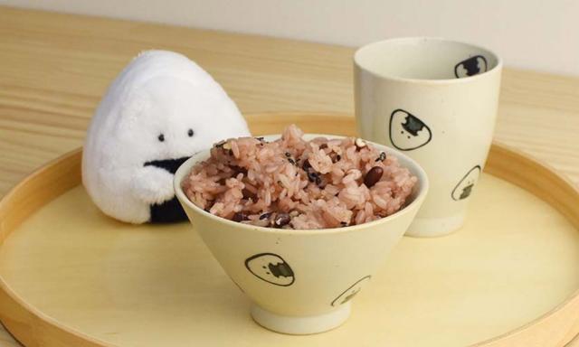 焼き物ならではの温かみがある食卓を彩る使いやすい波佐見焼のシリーズです