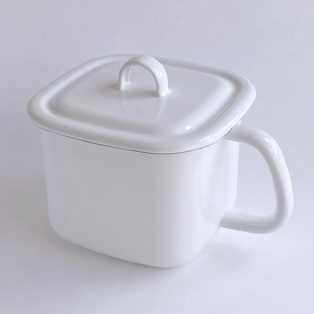 蓋も琺瑯素材で、加熱調理中は温かさと香りをキープ