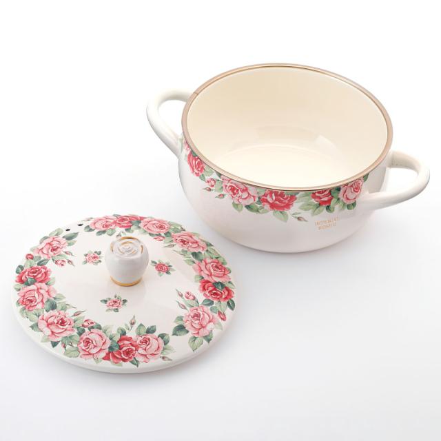 両手鍋 18cmは、シチューやラタトゥイユ、ポトフなどの煮込み料理に活躍する、小ぶりなキャセロール鍋