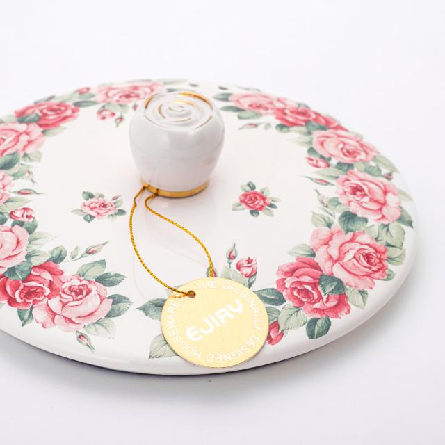 蓋のつまみは陶器で出来ており、バラのつぼみをモチーフにしたかわいい形