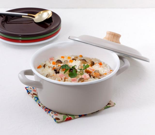 ホーローは金気が出ず、金属イオンが発生しないので、食材の風味を損ねません