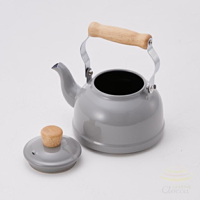 ケトルは2〜3人分のお茶やコーヒーを淹れるのにちょうど良いサイズ