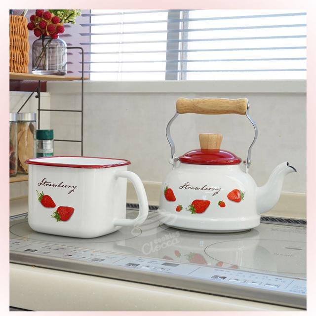 ケトルは2〜3人分のお茶やコーヒーを淹れるのにちょうど良いサイズ