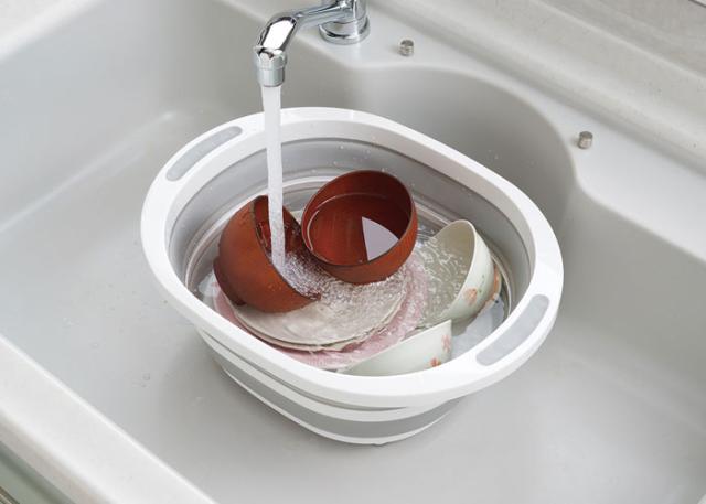 収納時に場所を取らない折り畳みタイプの水切りかご