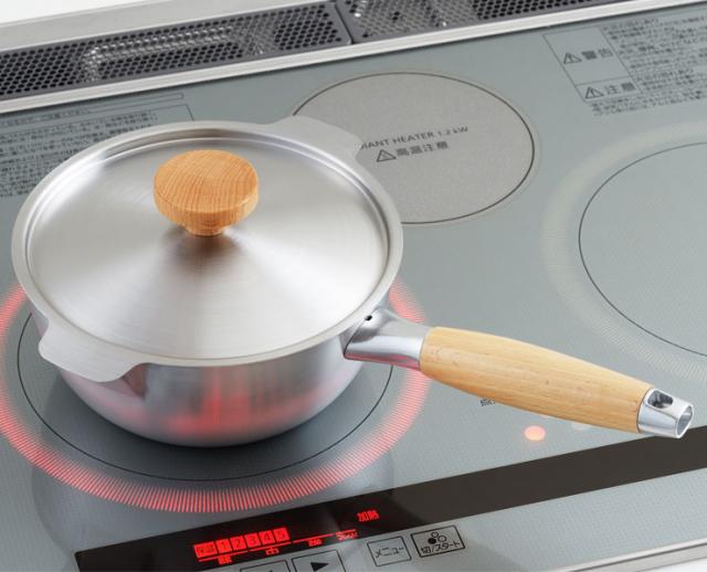 特長的な注ぎ口が付いたアイカタ雪平鍋20cm専用の蓋