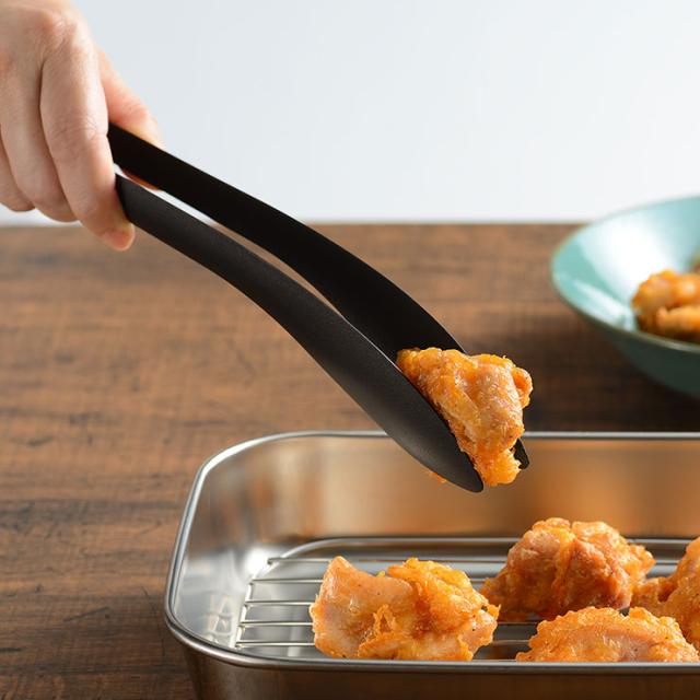 お鍋や焼肉の取り分けや揚げ物、焼き物調理にも熱くならず使いやすい長さ