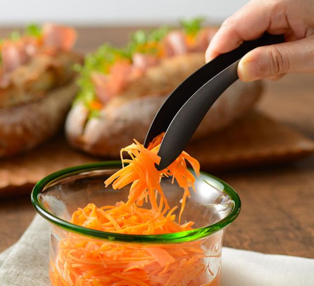 薬味やちりめんじゃこ、人参ラペなど、こぼれやすい食材も面でやさしくつかみ、しっかりと取れます