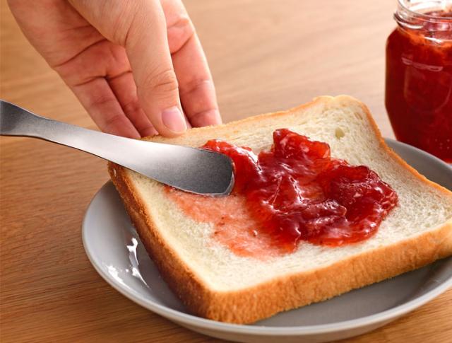 ジャムをスーッと塗れるヘラ形状